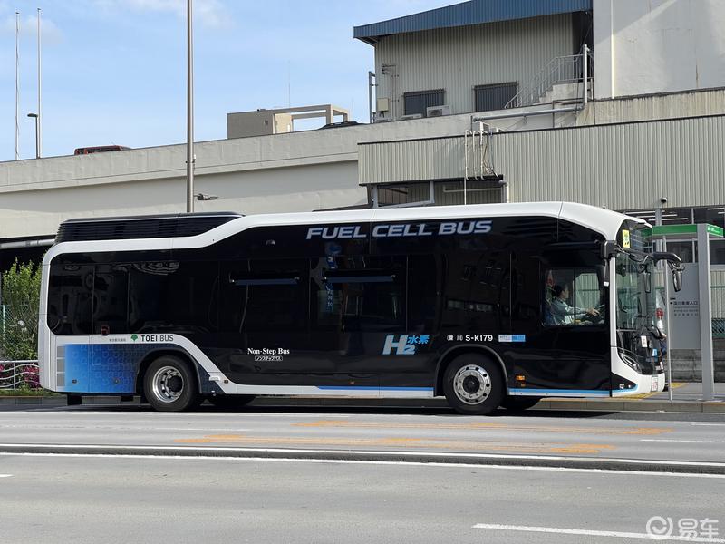 丰田sora氢能巴士,加进去的是氢,排出