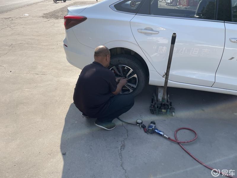 修补一下跑了十万公里的原车轮胎.