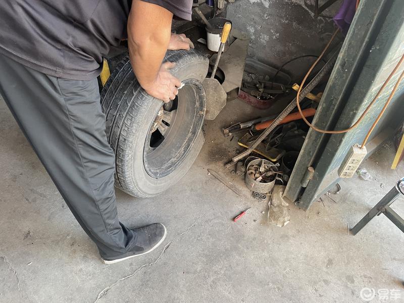 修补一下跑了十万公里的原车轮胎.
