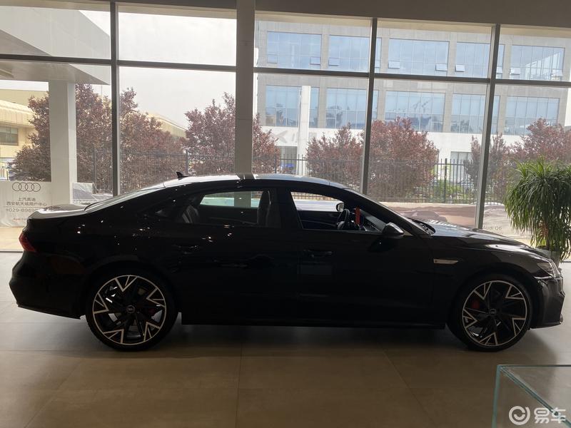 奥迪a7l黑武士,暗夜中的璀璨星辰