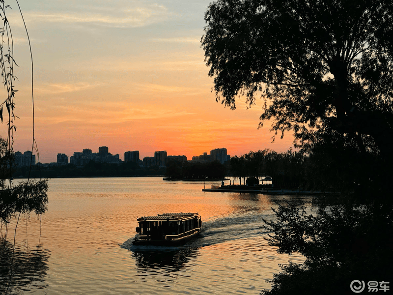 济南大明湖夏天图片