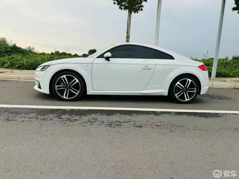 新到17年奥迪tt,两门小敞篷,白外黑内