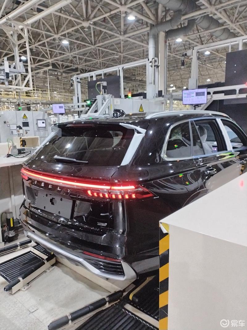 车尾 - 尾灯:采用贯穿式尾灯组设计