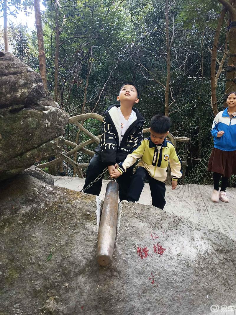 轩逸载梦,五一高州仙人洞玻璃桥巅的全家影像