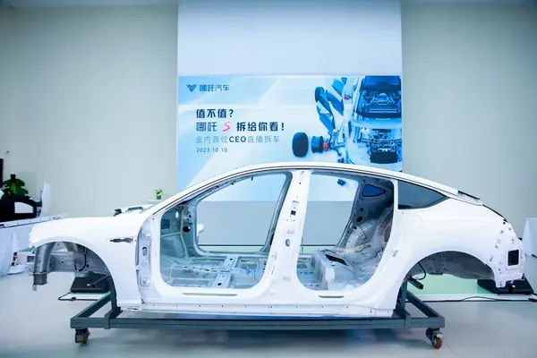 图片包含 室内, 桌子, 汽车, 电脑

描述已自动生成