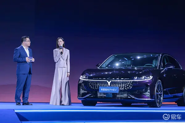 岚图追光PHEV上市 25.28万起/纯电续航262km