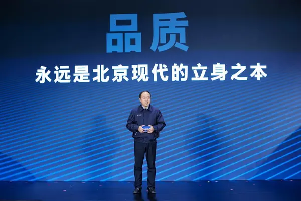 屏幕上的人

低可信度描述已自动生成