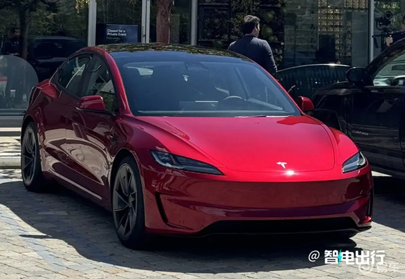 特斯拉Model 3高性能版街拍增桶椅+自适应悬架-图1