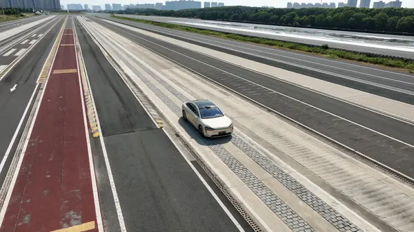 公路旁的轨道上行驶

描述已自动生成