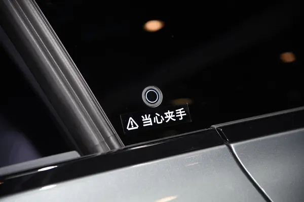 电脑的屏幕

中度可信度描述已自动生成
