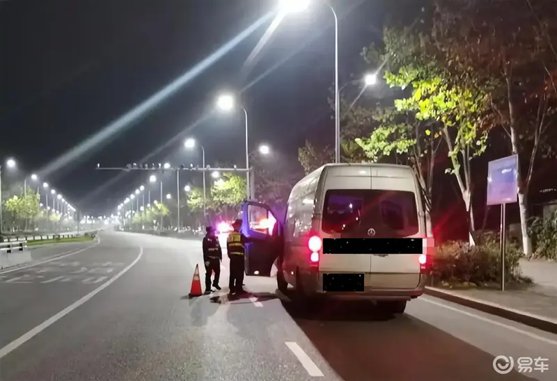 开奔驰商务车觉得费油司机顺路载客每人收三元风险有多大