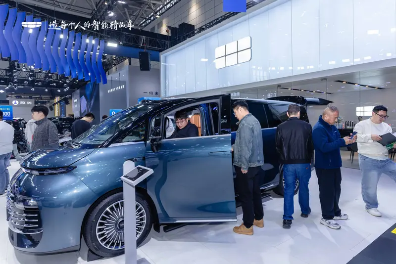 齐鲁车展迎“移动大平层” 吉利银河V900济南首秀-车讯快报