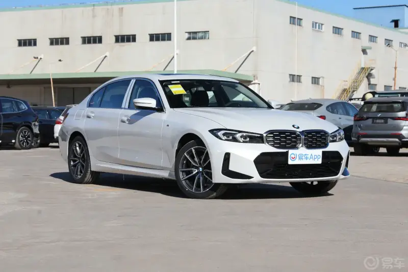 宝马3系325Li xDrive M运动套装侧前45度车头向右水平