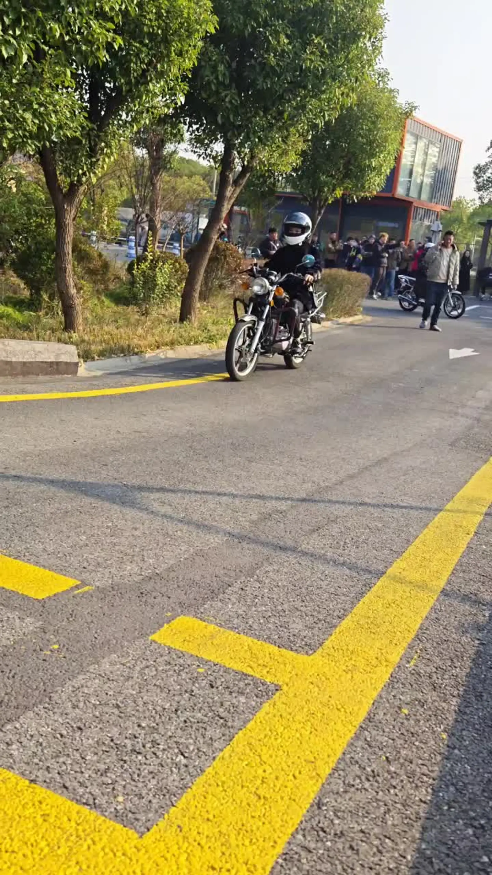 e证 两轮摩托车 科目二 坡道定点起步_易车小视频