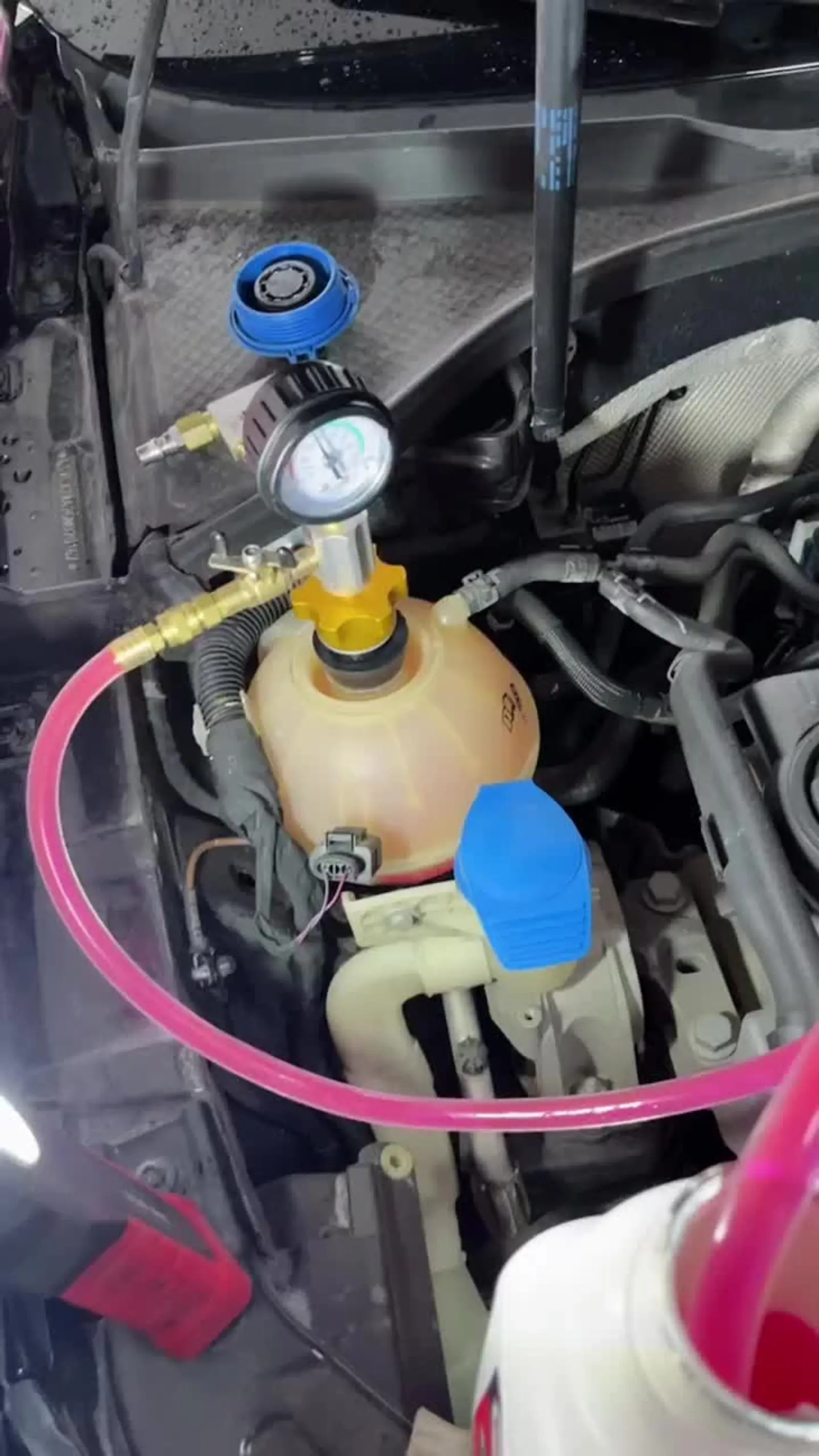 更换!又名冷却液,主要是给发动机.冷却,散热的作用