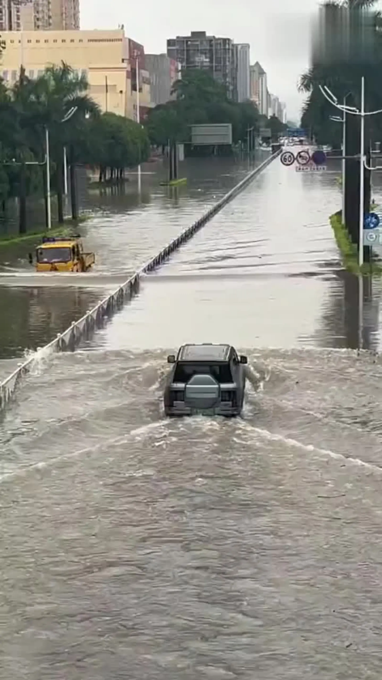 广西南宁暴雨内涝,一辆在积水道路中行驶的仰望u8