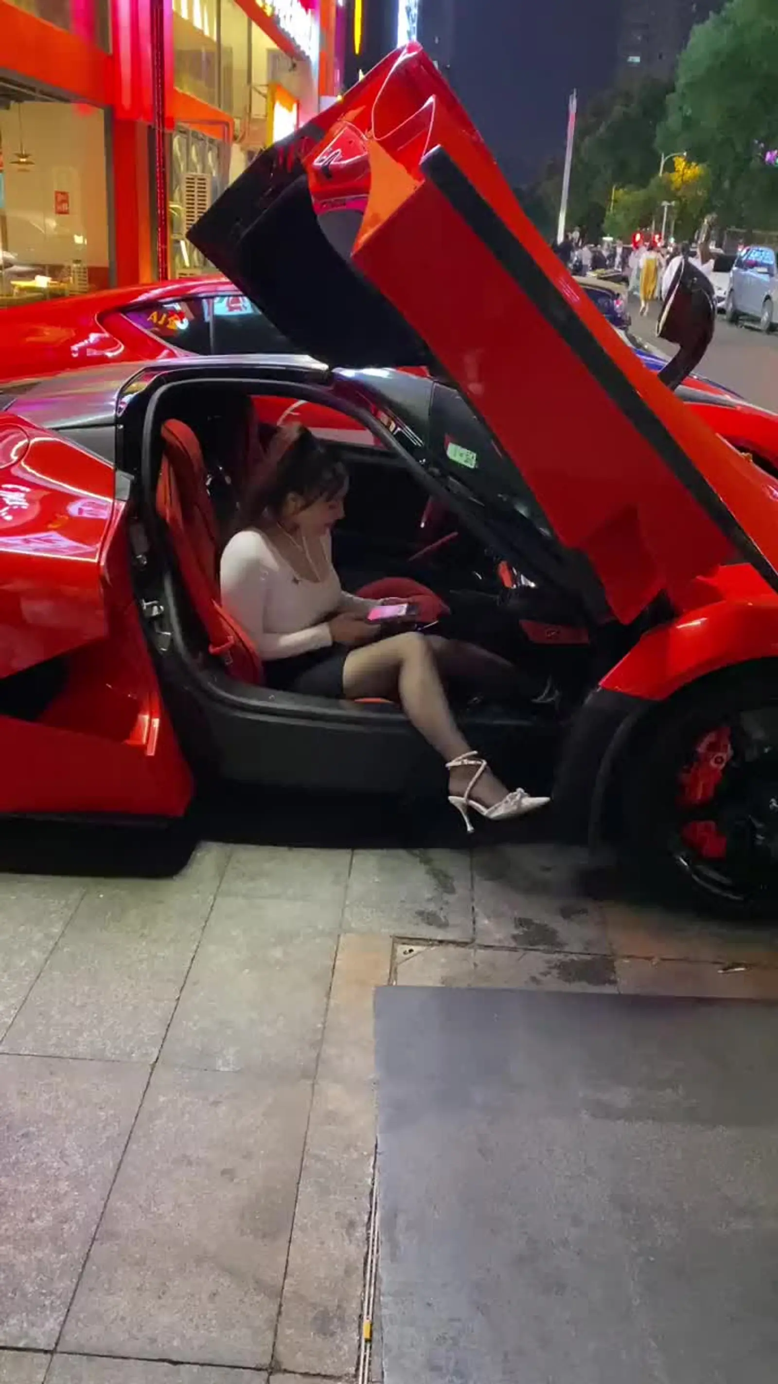 法拉利拉法跑车来解放西酒吧蹦迪,从副驾驶亲自走下来的漂亮模特小姐