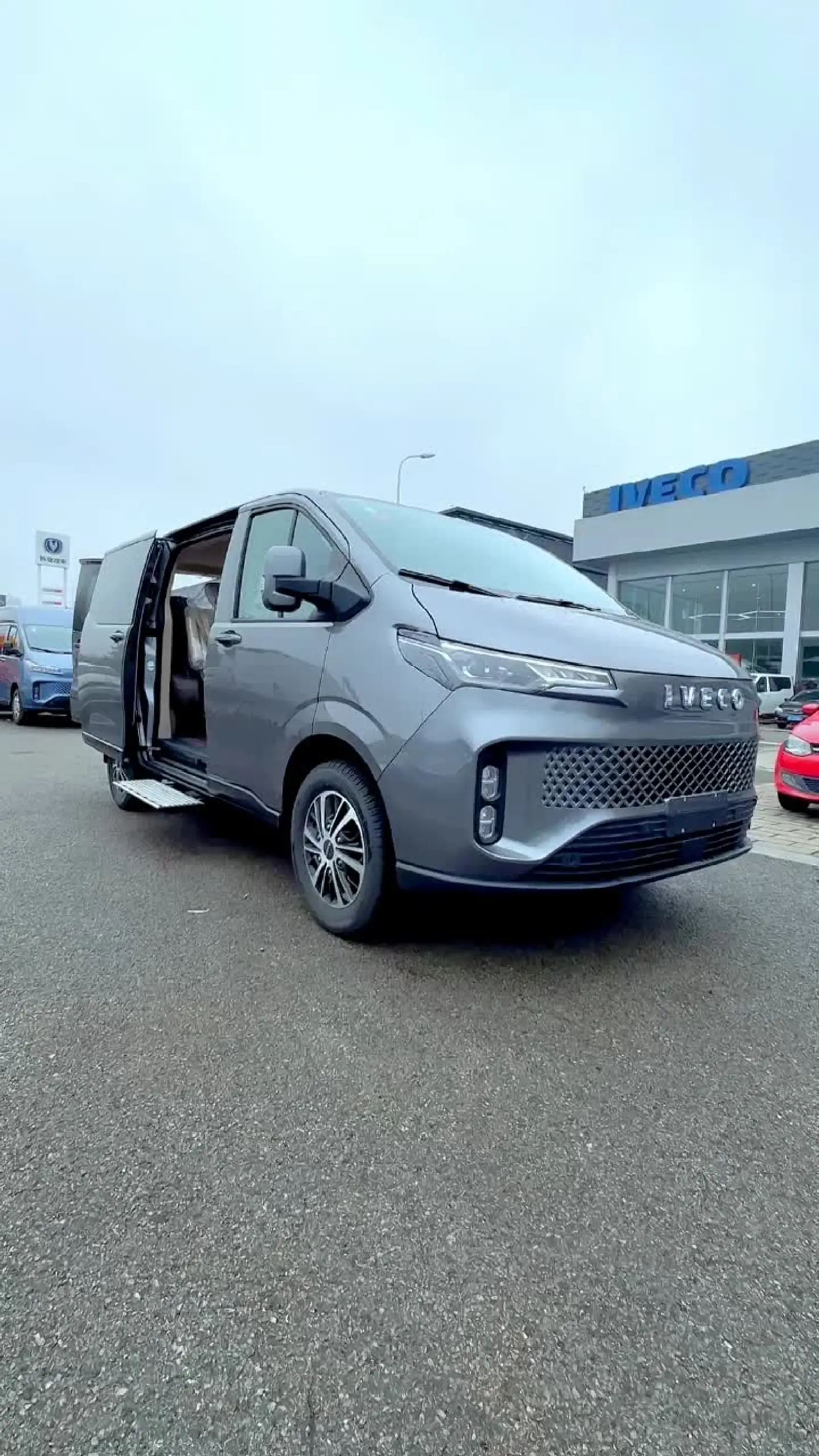 依维柯聚星豪华商务版 依维柯聚星短轴低顶9at自动挡,奔驰同款的怀挡