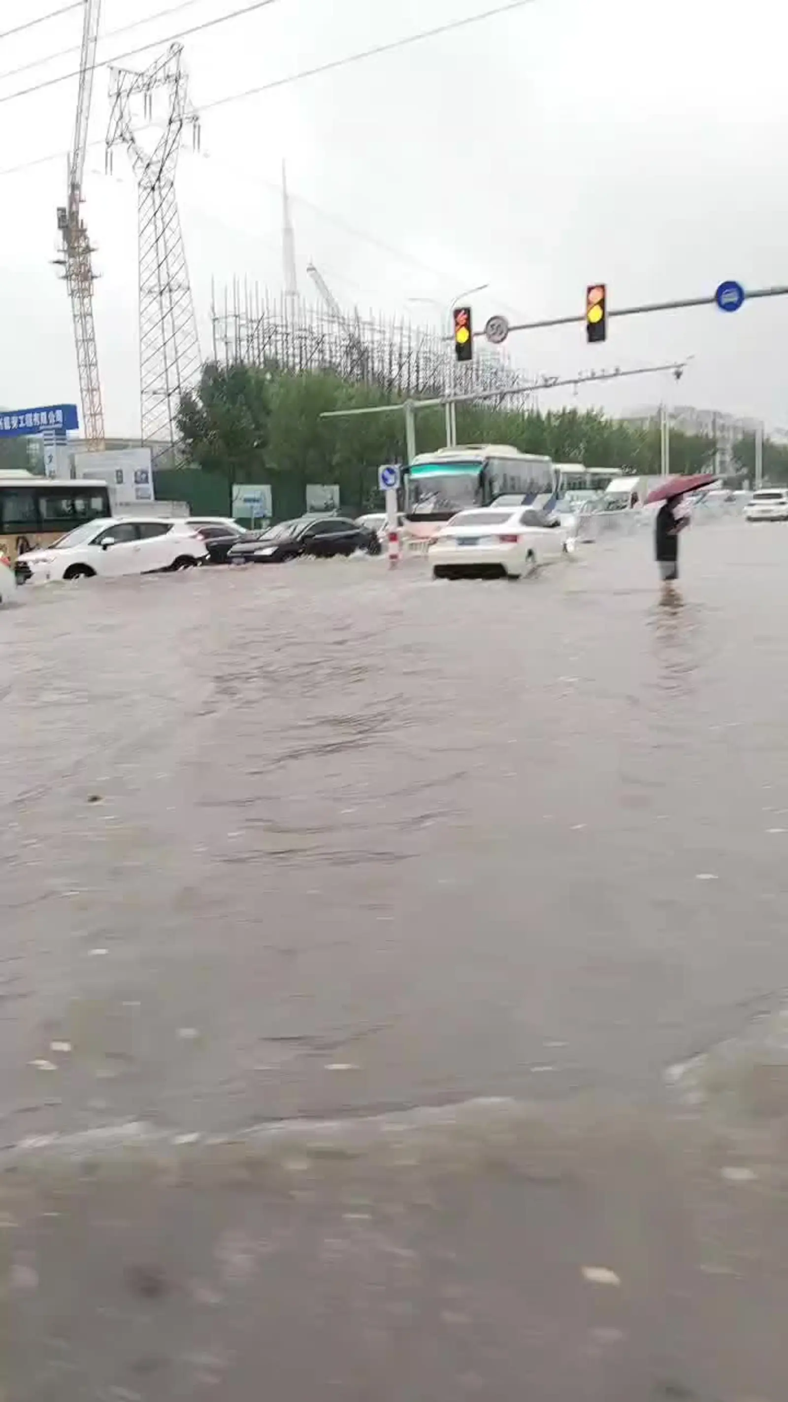 路面积水开车的正确方法