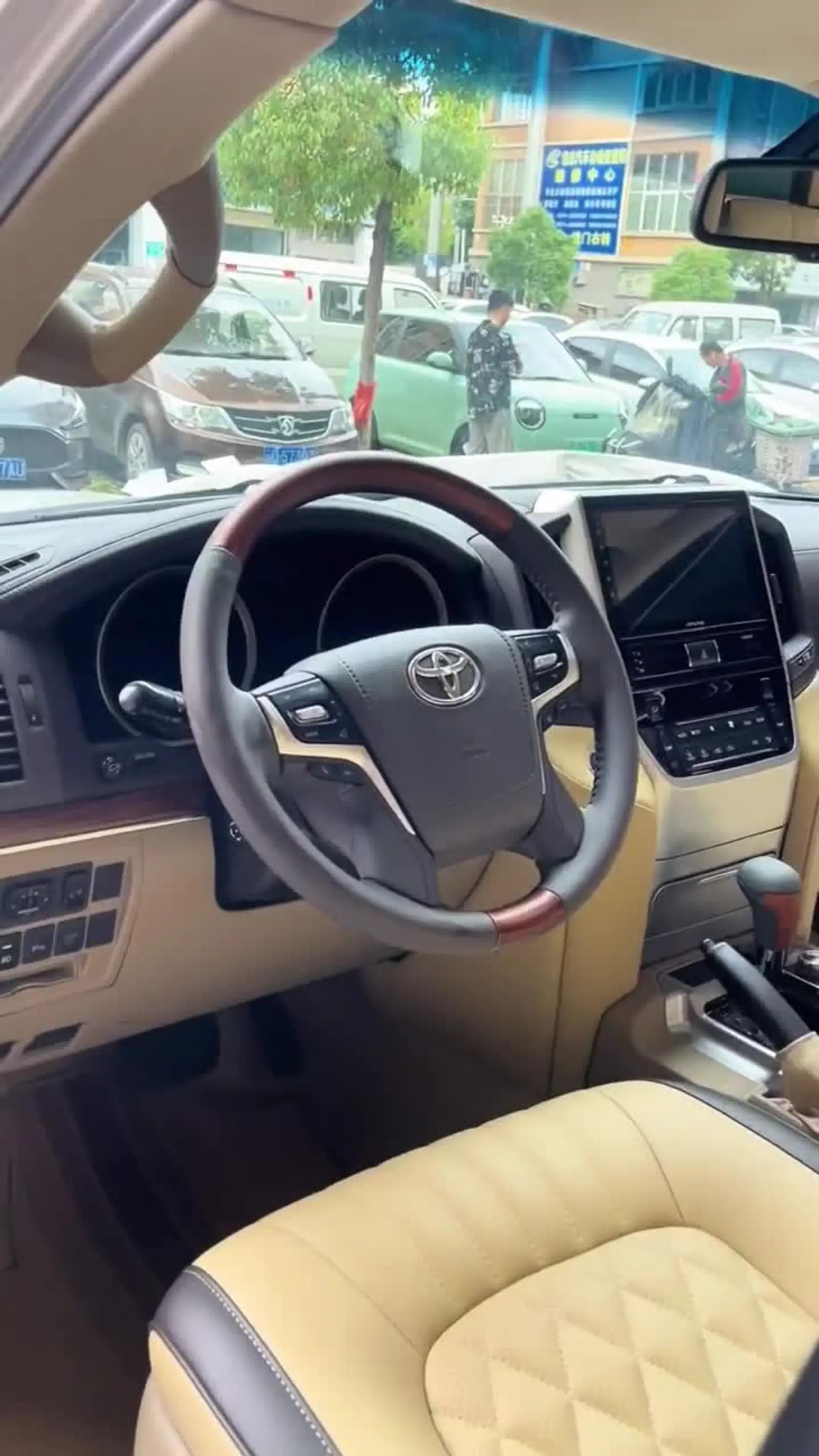 酷路泽内饰改装,棕黄色内饰,你喜欢吗?