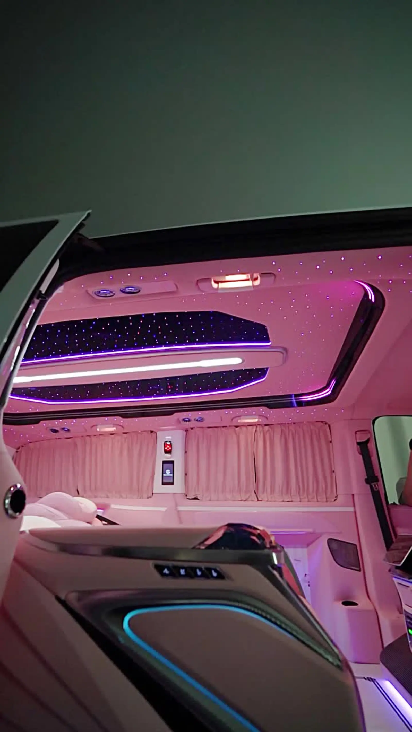 奔驰威霆个性化定制粉色内饰,这么温馨好看的奔驰威霆你心动了吗?