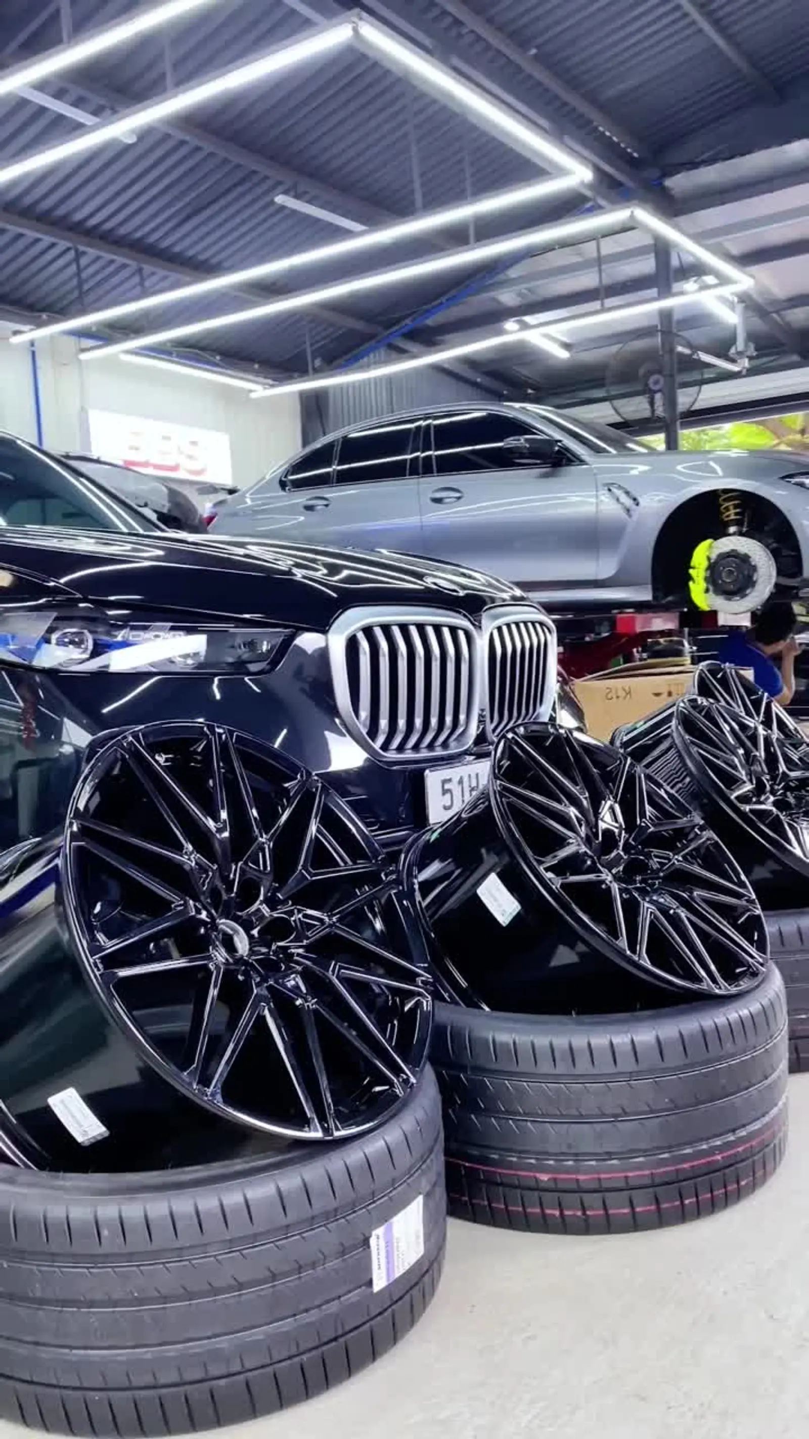 宝马x5升级22寸亮黑色锻造轮毂