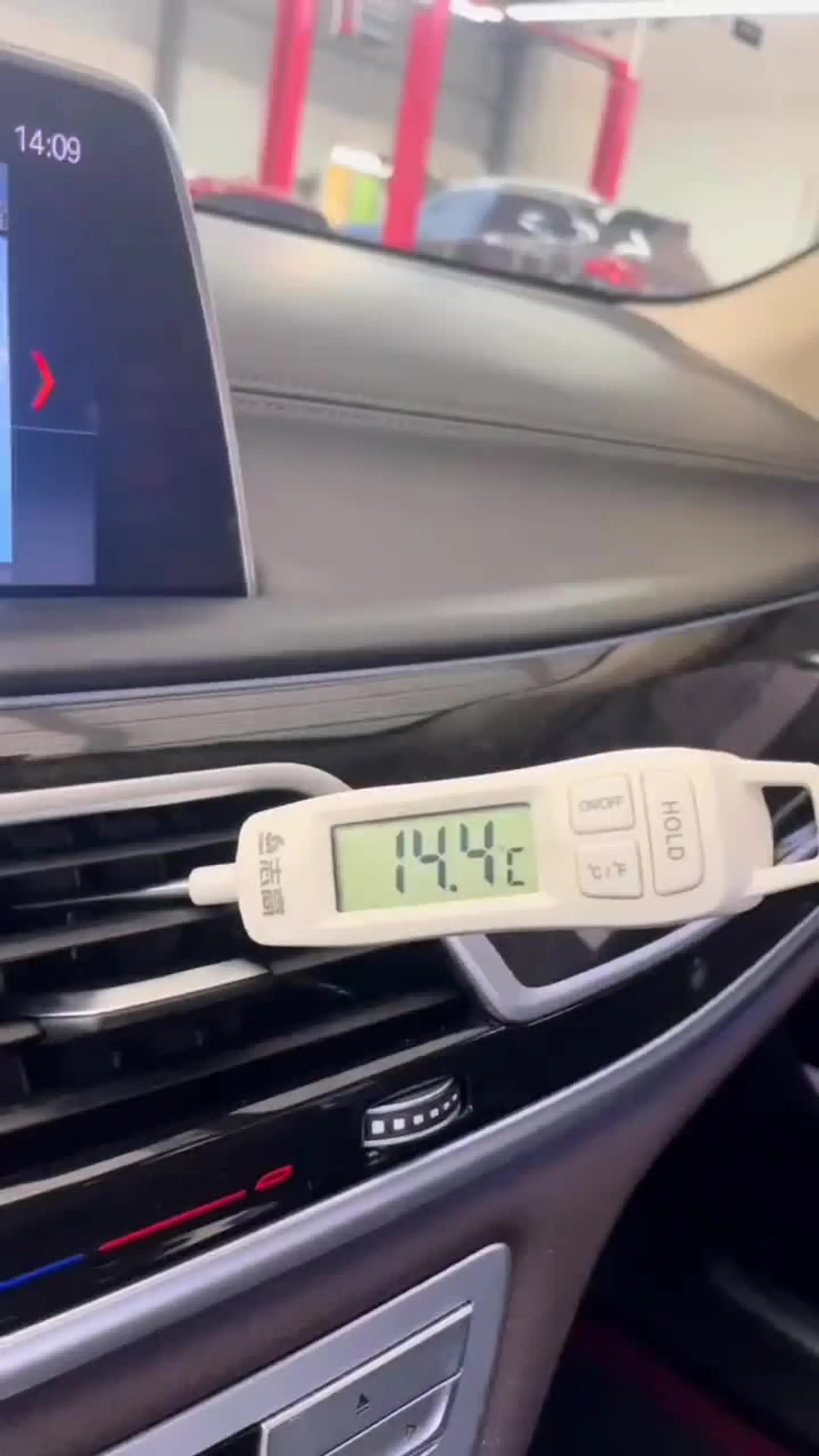 主要包括制冷剂不足或泄漏,空调压缩机故障,空调冷凝器脏污,滤芯堵塞