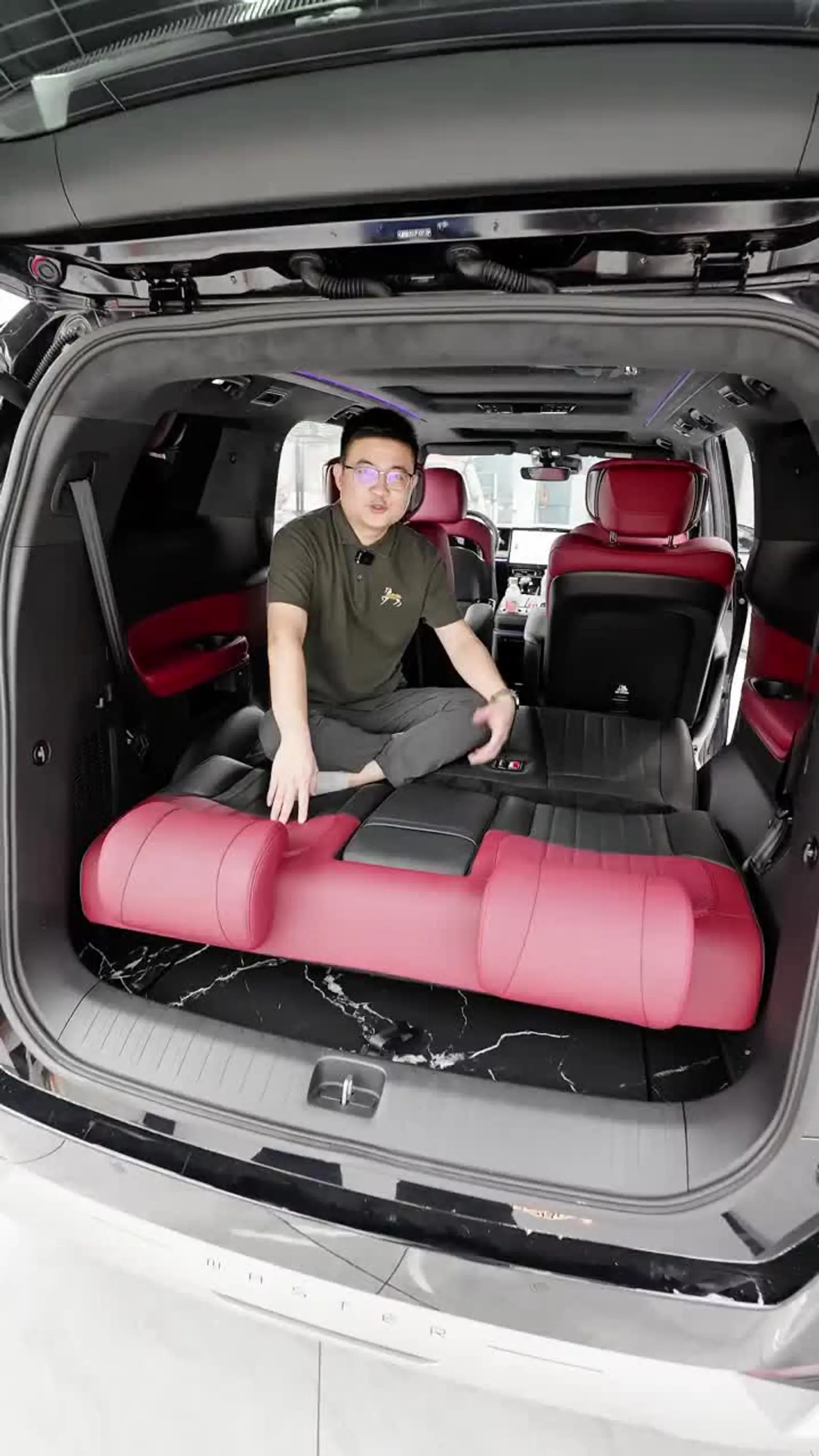 传祺m8三排电动沙发床,让全车空间更灵活,二排空间照样宽敞.