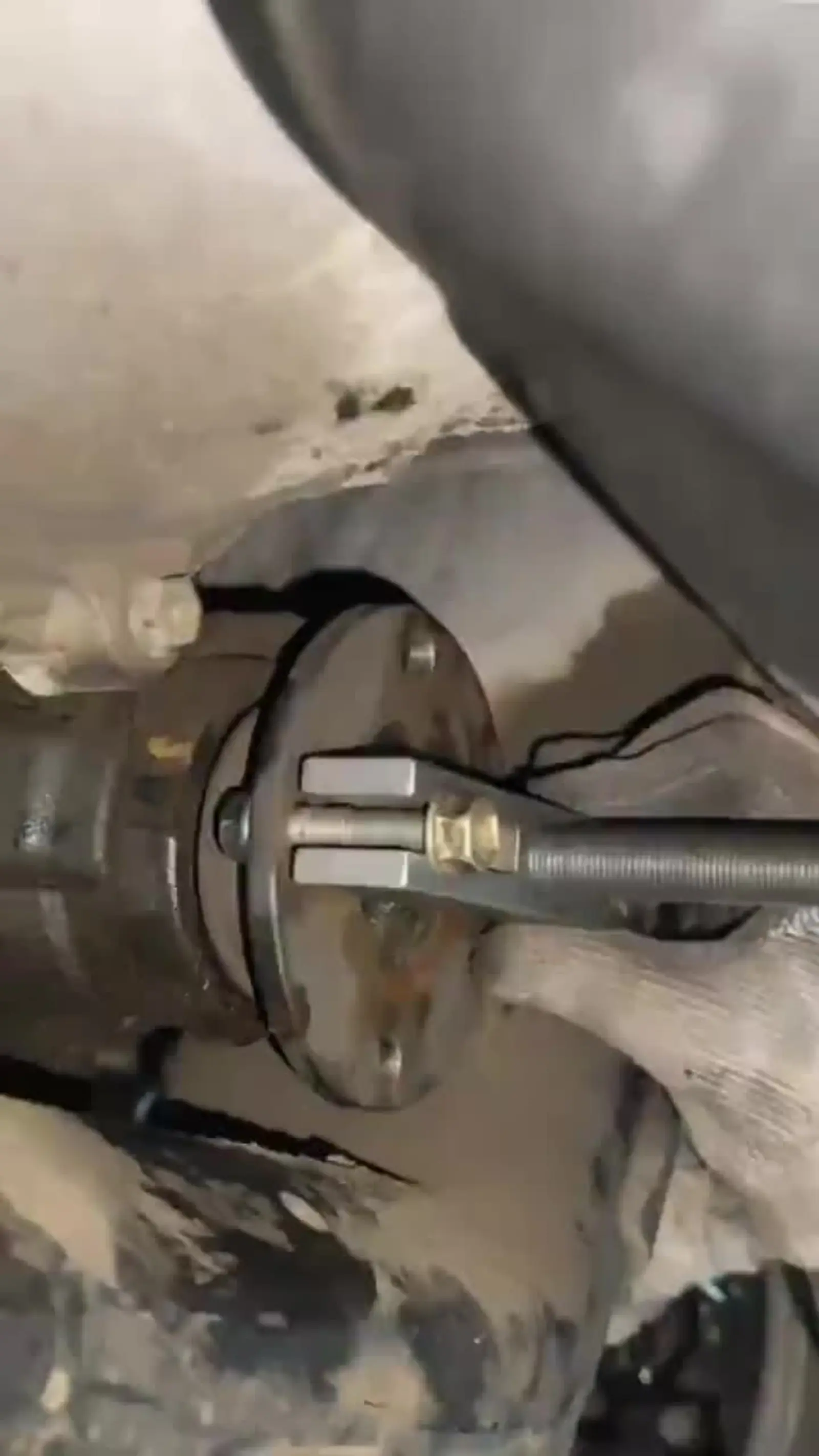 拆卸汽车的传动轴