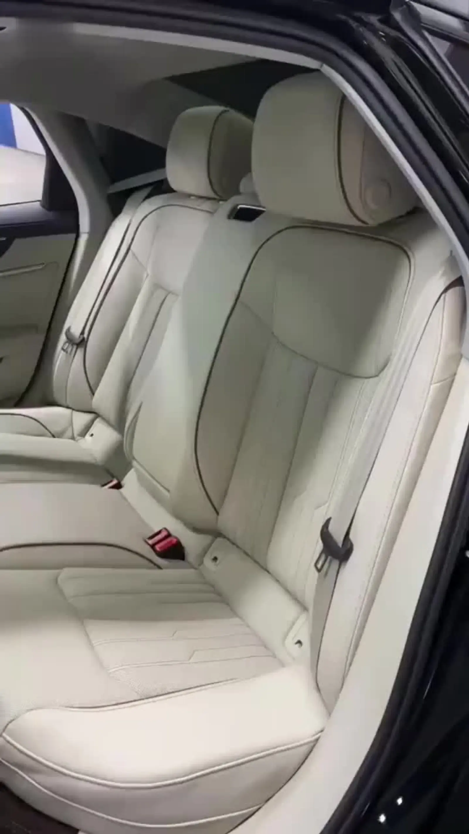 奥迪a6l后排座椅调节演示