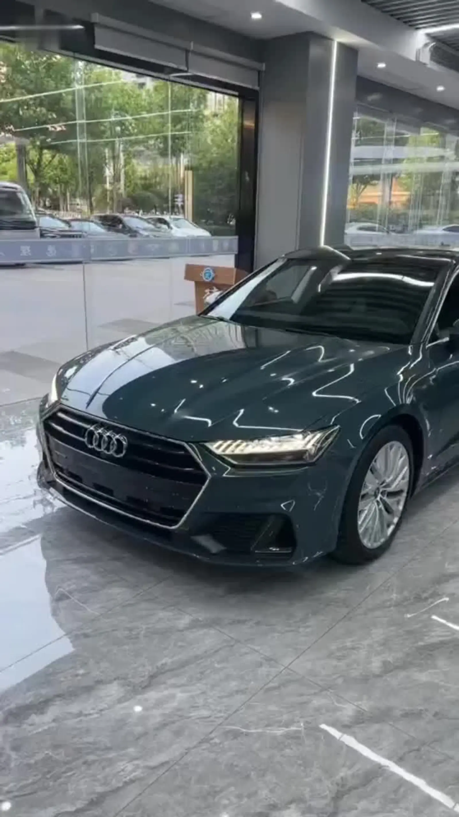 奥迪a7,50万内最美轿跑,阿瓦隆绿惊艳亮相