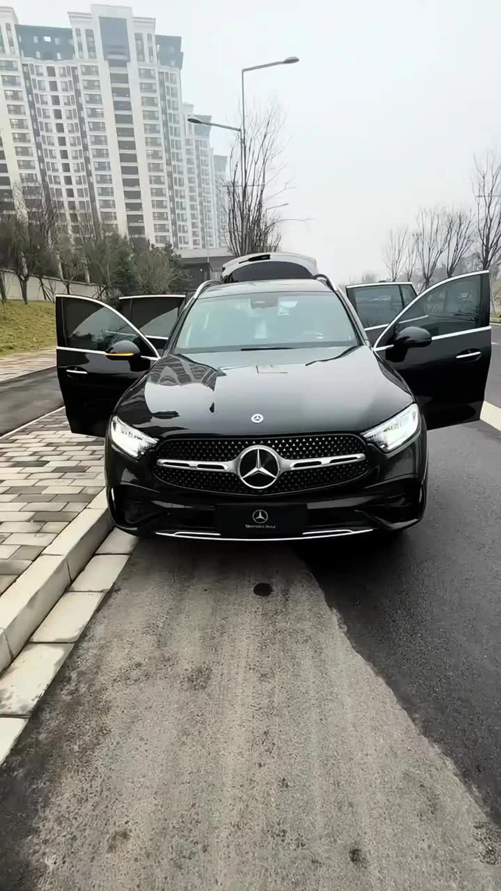 新款奔驰glc300 落地45w,开在路上有100w的颜值,这台车会是你今年努力