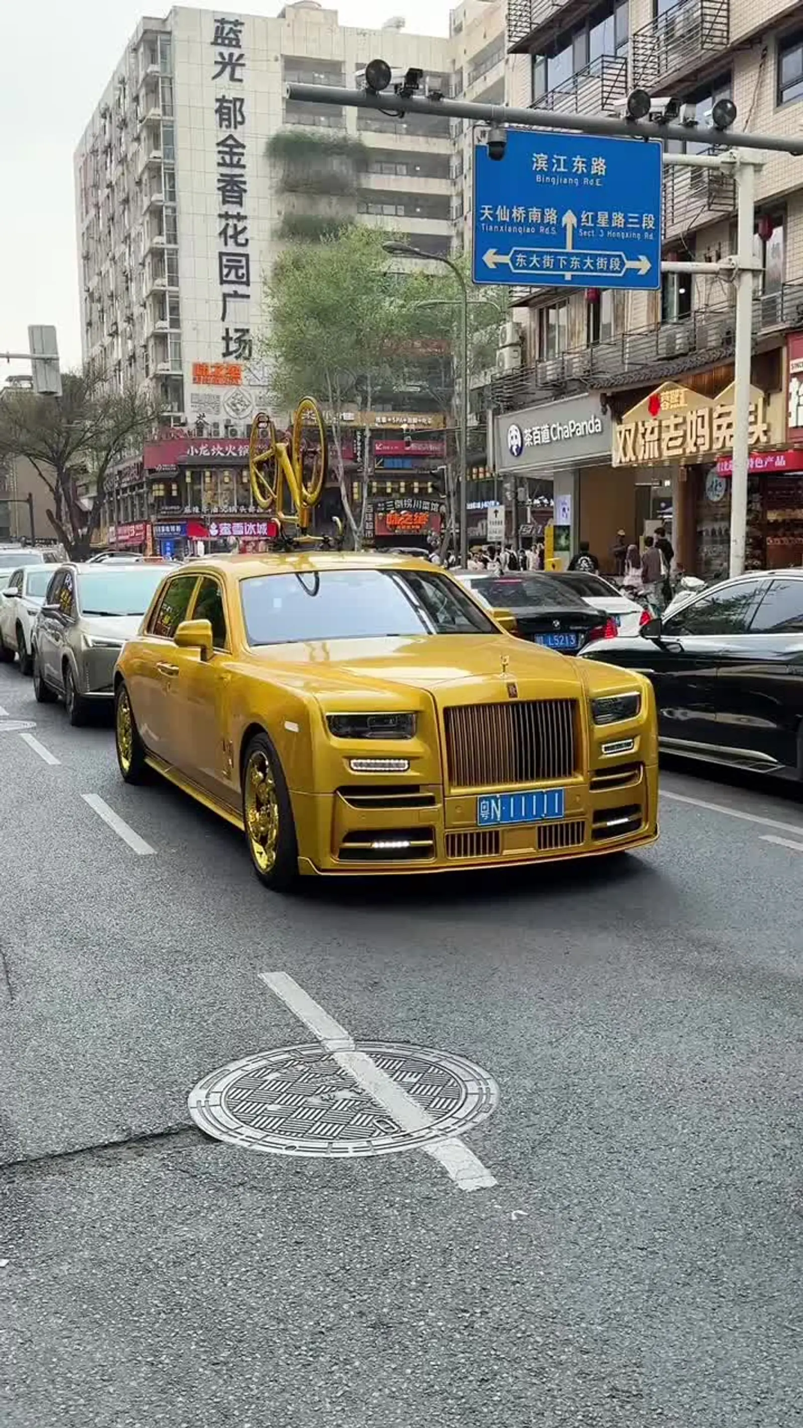 成都街头偶遇大网红张越大老板的专属座驾土豪金劳斯莱斯幻影,这排面