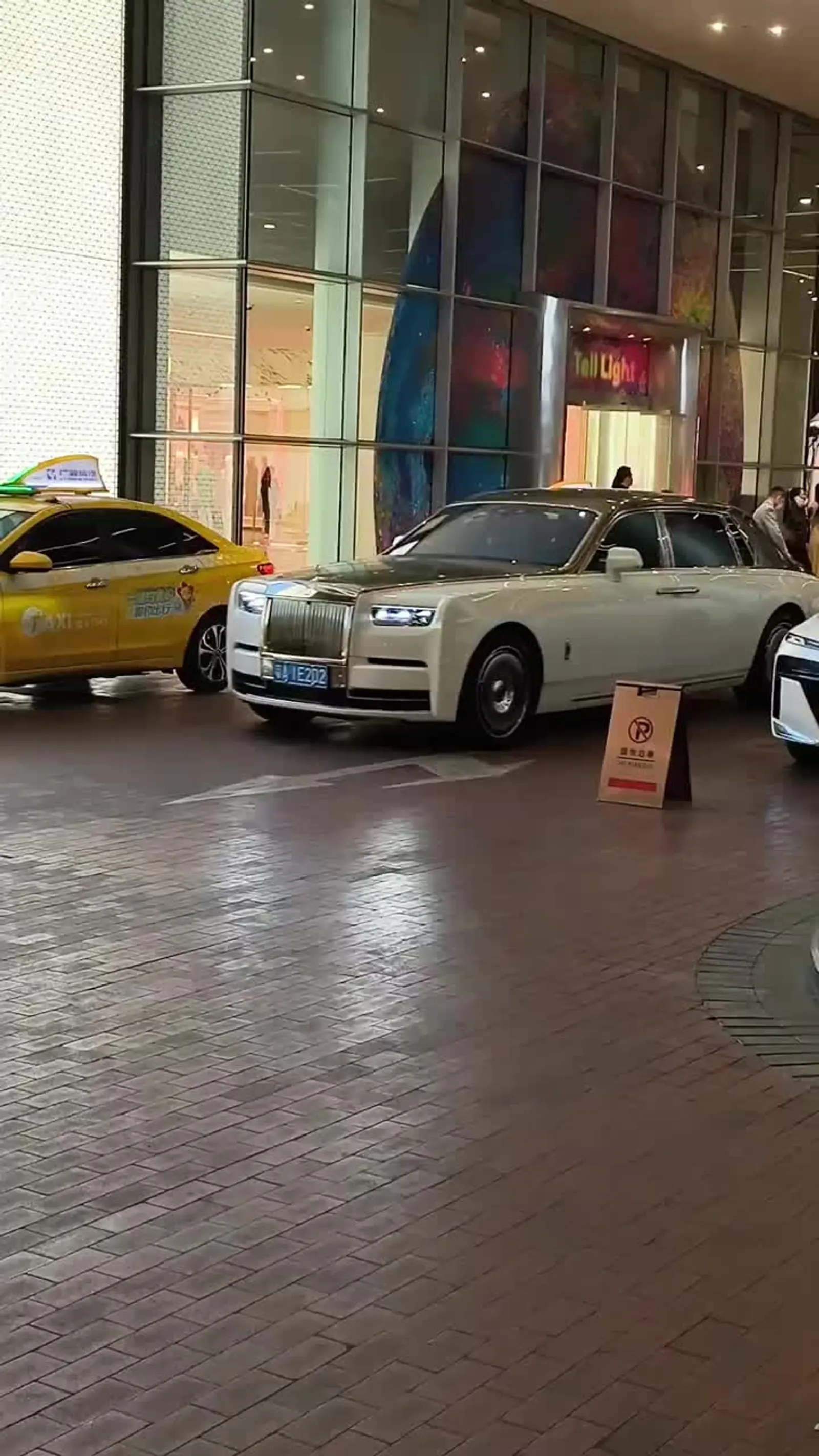 5代幻影来太古汇购物购物 千万级别的豪车霸气侧漏!