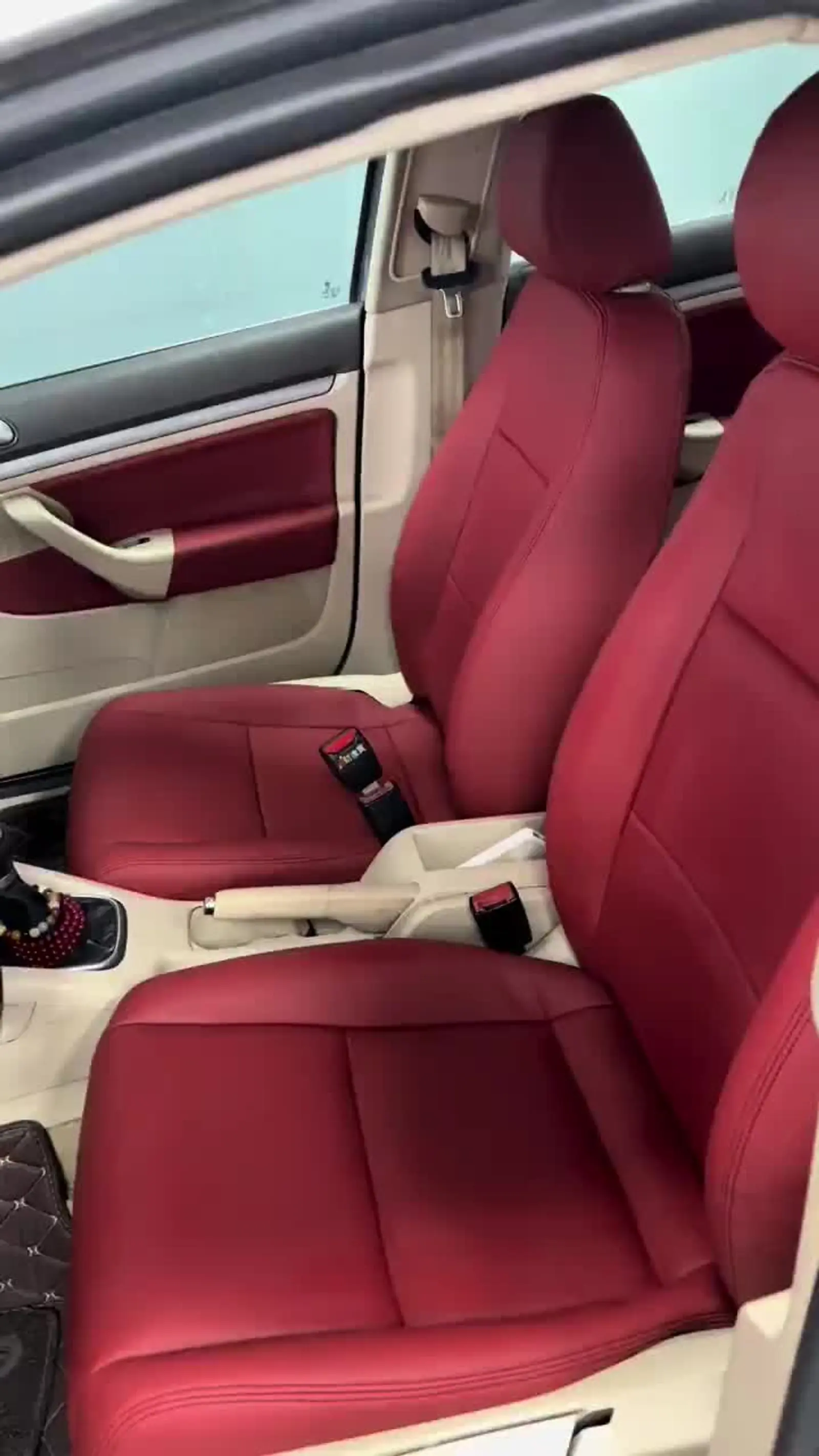 大众速腾包真皮座椅枣红色效果非常完美 在沈阳1000就可以包一台老款